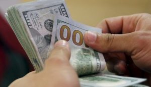 Гройсман хочет повысить минимальную зарплату до $300 в месяц