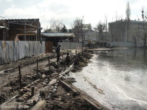 Началось строительство набережной на озере рядом с цветочным рынком