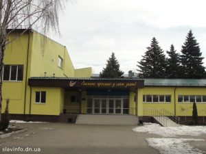 В школе №13 собирают мебель. Но кто поставщик?