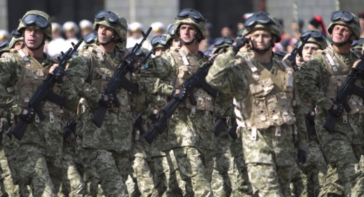 Порошенко: в Украине нет, не было и не будет частных армий