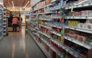 Украинцев кормят просроченными продуктами