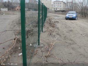 Неизвестные ломают забор на месте строительства церкви ПЦУ