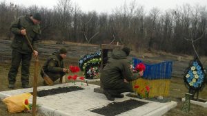 Навколо пам’ятників загиблим воїнам АТО поблизу Семенівки висаджували символічні червоні маки та сіяли чорнобривці