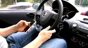 Правительство разрешило водителям подтверждать наличие обязательной страховки с экрана гаджета