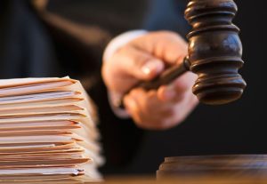 Обвинувачуваний у зухвалому розбійному нападі очікує на восьму судимість