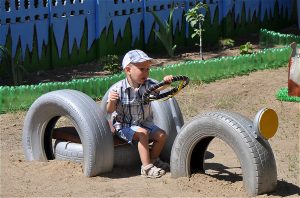 Смертельно опасны: общественники требуют убрать с детских площадок, дворов и палисадников отработанные шины, а виновных – привлечь к ответственности