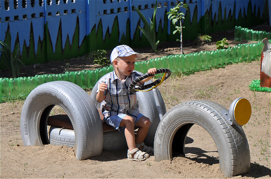 Смертельно опасны: общественники требуют убрать с детских площадок, дворов и палисадников отработанные шины, а виновных – привлечь к ответственности