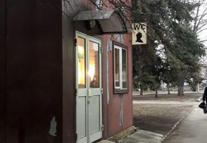 Мало ли что старушки до этого брали в руки: в сети возмущаются туалетом в центре Славянска