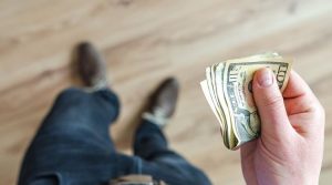 За границу по новым правилам: украинских заробитчан обложат налогом