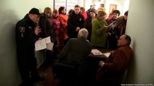 Пешком на окраину: в округах нет бензина для голосования на дому