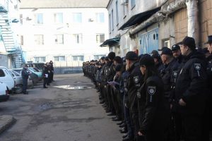 Слов’янські поліцейські взяли під охорону приміщення, де зберігаються бюлетені для голосування на запланованих на 31 березня виборах