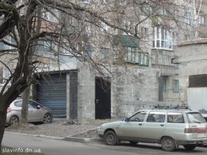 Суд не стал отменять разрешение на строительство гаража во дворе многоэтажного дома депутатом