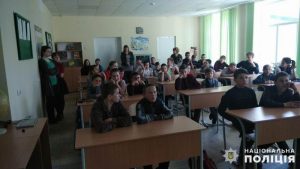 Напередодні весняних канікул поліцейські нагадують школярам правила безпеки