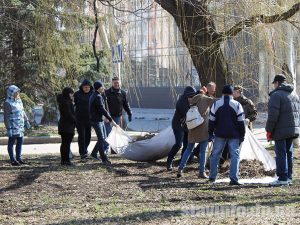 Метут и выгребают: чиновники Славянска убирают сквер за горсоветом. Фото