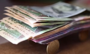 В Минсоцполитики предлагают рабочим “прогуливать”, если задерживают зарплату