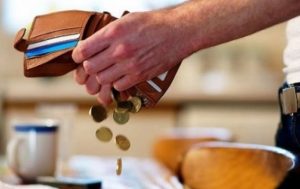 В Украине могут обязать детей платить алименты родителям: пояснения Ревы