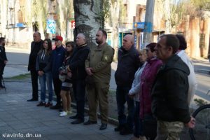 В память о погибших зажгли лампадки на здании СБУ