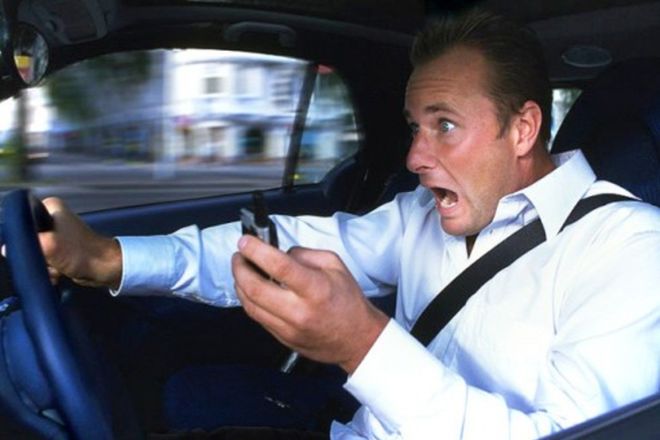 Использование смартфонов за рулем опаснее пьянства