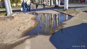 Они сюда пешком не ходят: мэры Славянска меняются, а лужа остаётся. Фото