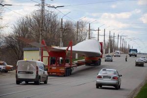 Каждая по 75 метров: из порта Одессы под Славянск для ветроэнергетической установки  доставлены уникальные лопасти. Видео