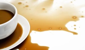 Пролить чай, молоко, кофе, воду, вино: что сулят приметы