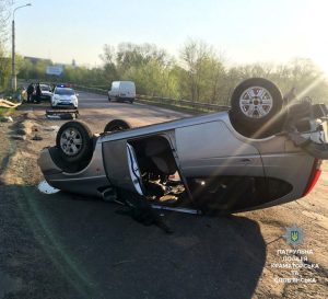 Нетверезий водій так гнав, що врізався у відбійник: авто перекинулося
