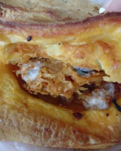 “Фу, гидота”: в Славянске продают слоеные пирожки с плесенью. Фотофакт