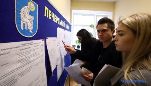 Украинцам разрешили менять место голосования перед вторым туром