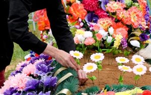 Потянула из могилы искусственные цветы: В Донецкой области женщина пострадала из-за взрыва на кладбище