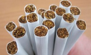 Украинцев все чаще штрафуют за курение в запрещенных местах