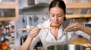 Вкусно и не навредит: эти продукты можно есть по истечению срока годности