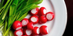 Медики назвали полезные и вредные свойства редиса