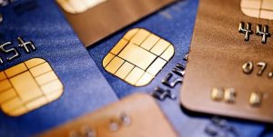 Банки обяжут возвращать деньги, снятые с карт мошенниками