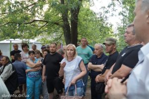 Люди собирают подписи против МАФов в зеленой зоне и собираются прийти на сессию городского совета