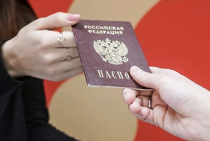 Кабмин пригрозил лишением гражданства тем, кто возьмет российские паспорта