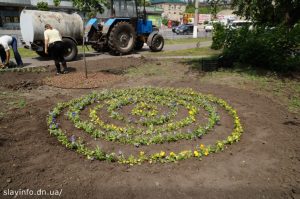 В зеленой зоне высаживаются цветы