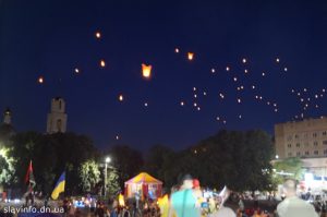 Над Славянском в небо поднялись светящиеся фонарики в память о погибших и жертвам политических репрессий