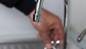 Только рано утром: городу Донецкой области ограничили подачу воды из-за долгов