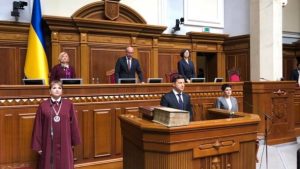 Зеленский призвал Кабмин уйти в отставку, а чиновников – не вешать его портреты