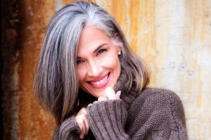 Ученые рассказали о причинах появления ранней седины