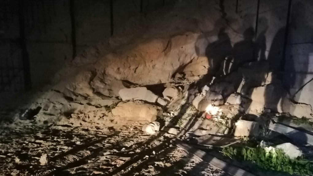 Двое детей погибли из-за осыпания насыпи песка в Донецкой области