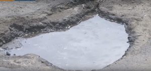 Под лужами – ямы по колено: На ремонт дорог Донетчины не хватает денег (Видео)
