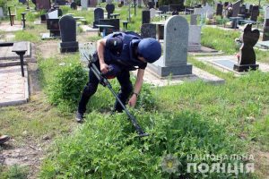 Поліцейські готові забезпечити безпеку під час поминальних днів