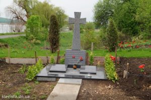 Земляки, погибшего на блокпосту №1 десантника, передали в Славянск мраморную плитку для мемориала