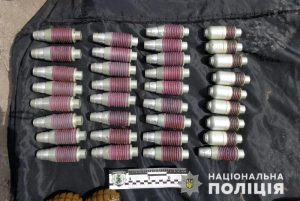 Понад 300 одиниць зброї і 100 мін здали жителі Донеччини до поліції за місяць