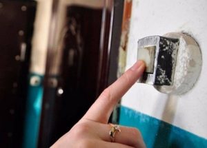 Снимает порчу: аферистка ходит по квартирам и грабит жителей Славянска