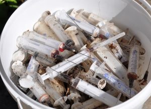 За кинотеатром «Родина» в Краматорске наркоманы оставили 30 кг использованных шприцев