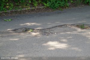 Люди просят отремонтировать подъезд к гаражам: две проблемы одной дороги