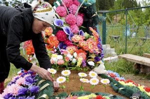 В Полтаве запретят пластиковые цветы на городских кладбищах