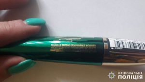 “Не вистачило грошей”. Жителька Лиману скоїла крадіжку за магазину косметики і була викрита поліцією